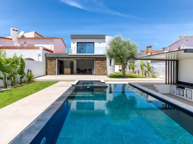 Casa en venta en Empuriabrava, Cap Ras Creus Falconera Costa Brava. Casa en venta en Empuriabrava con amarre. Casas.