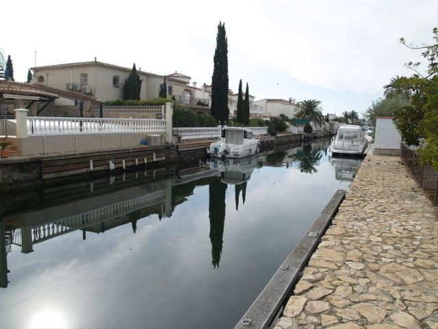 Casa en venta en Empuriabrava, Cap Ras Creus Falconera Costa Brava. Gran terreno al canal de 1000 metros con dos casas a la venta Empuriabrava. Casas.