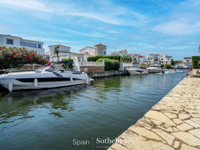 Casa en venta en Empuriabrava, Cap Ras Creus Falconera Costa Brava. Hermosa propiedad con amarre de 25 m y garaje para botes. Casas.