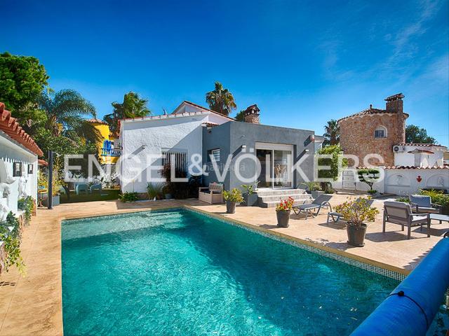 Casa en venta en Empuriabrava, Carlit Montseny Costa Brava. Casa completamente renovada con piscina. Casas.