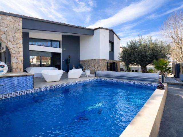 Casa en venta en Empuriabrava, Carlit Montseny Costa Brava. Casa en venta en Empuriabrava con gran parcela, piscina y terreno adjunto constructible. Casas.
