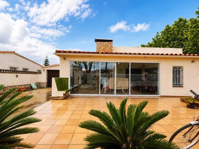 Casa en venta en Empuriabrava, Carlit Montseny Costa Brava. Casa excelente para reformar con amplio terreno y numerosas posibilidades. Casas.