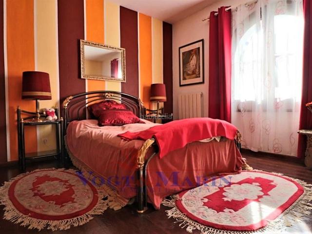 Casa en venta en Empuriabrava, Carmençó Costa Brava. Villa de lujo con piscina, amarre de 30m y apartamento independiente. Casas.