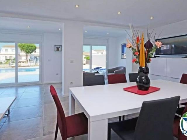 Casa en venta en Empuriabrava, Carmençó Costa Brava. Villa renovada con 4 dormitorios y amarre de 13 metros en Empuriabrava. Casas.