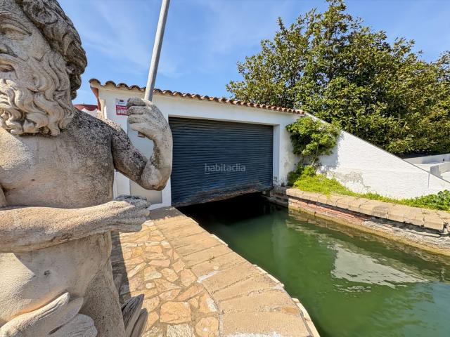 Casa en venta en Empuriabrava, Carmençó Costa Brava. Villa situada antes de los puentes de Empuriabrava, con un amarre de 30 metros y un garaje para barcos con acceso directo al canal. Casas.