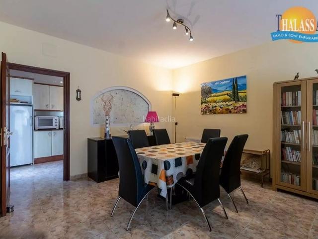 Casa en venta en Empuriabrava, Carmençó Costa Brava. Casa de 3 dormitorios con piscina cerca de la playa sector Carmenço. Casas.
