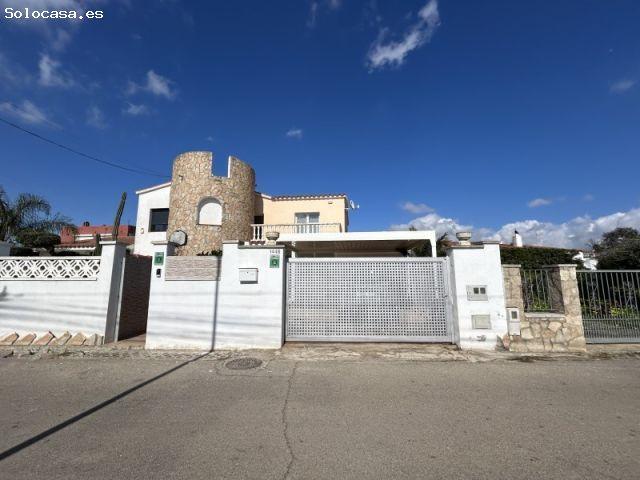 Casa en venta en Empuriabrava con piscina, garaje y acabados de alta calidad