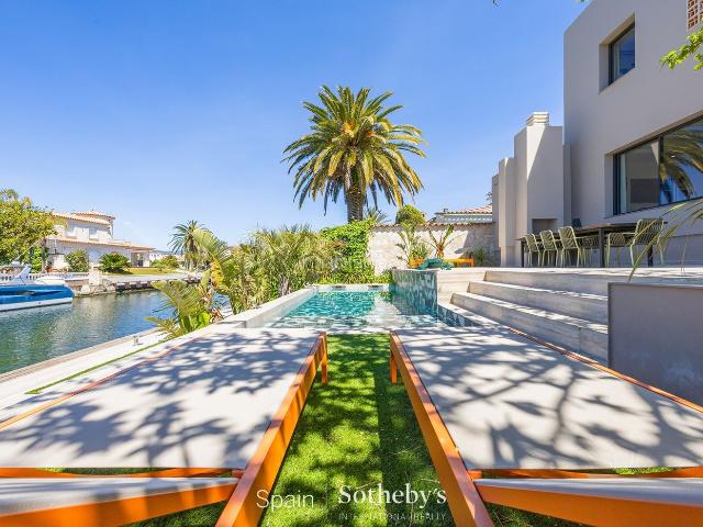 Casa en venta en Empuriabrava, Francolí Freser Noguera Costa Brava. Villa contemporánea reformada con amarre privado en la Costa Brava. Casas.