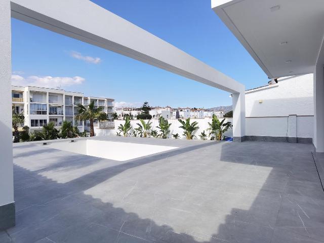 Casa en venta en Empuriabrava, Francolí Freser Noguera Costa Brava. Nueva construcción en un canal estrecho, 4 dormitorios, piscina y 12 metros de amarre para embarcaciones. Casas.