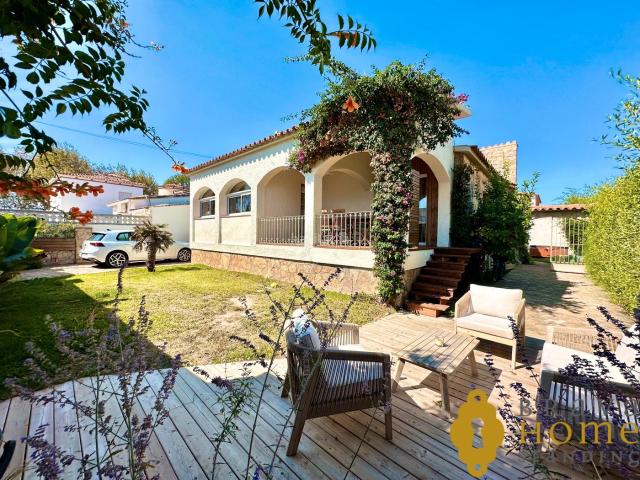 Casa en venta en Empuriabrava, Montgrí Costa Brava. Encantadora casa con jardín en venta en Empuriabrava. Casas.