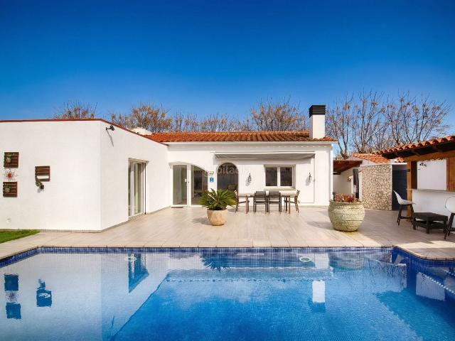 Casa en venta en Empuriabrava, Montgrí Costa Brava. Encantadora casa de una sola planta con piscina y gran privacidad en Empuriabrava. Casas.