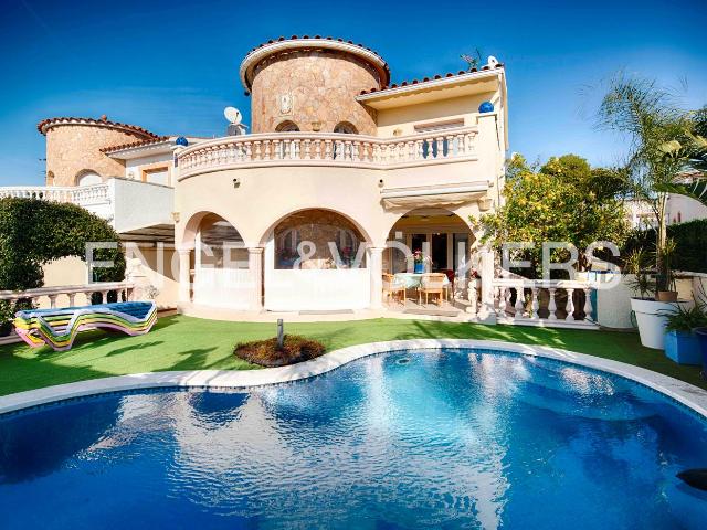 Casa en venta en Empuriabrava, Moxó Sant Mori Costa Brava. Villa exclusiva con piscina privada, cerca de la playa. Casas.