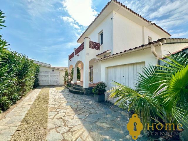 Casa en venta en Empuriabrava, Muga Gran Reserva Badia Costa Brava. Hermosa casa a tan solo 300m de la playa, en venta en Empuriabrava. Casas.
