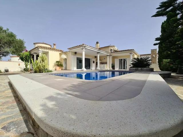 Casa en venta en Empuriabrava, Peni Costa Brava. Muy hermosa casa con piscina sector Peni. Casas.