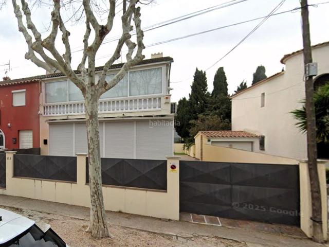 Casa en venta en Empuriabrava, Peni Costa Brava. Villa con licencia turística en Empuriabrava Piscina privada y gran potencial de rentabilidad. Casas.