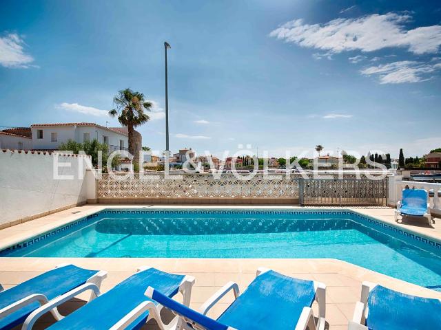 Casa en venta en Empuriabrava, Peni Costa Brava. Villa con Licencia Turística Frente al Puerto en Empuriabrava. Casas.