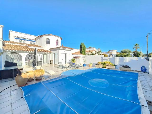 Casa en venta en Empuriabrava. Presentamos una magnífica cas. 211m² Empuriabrava