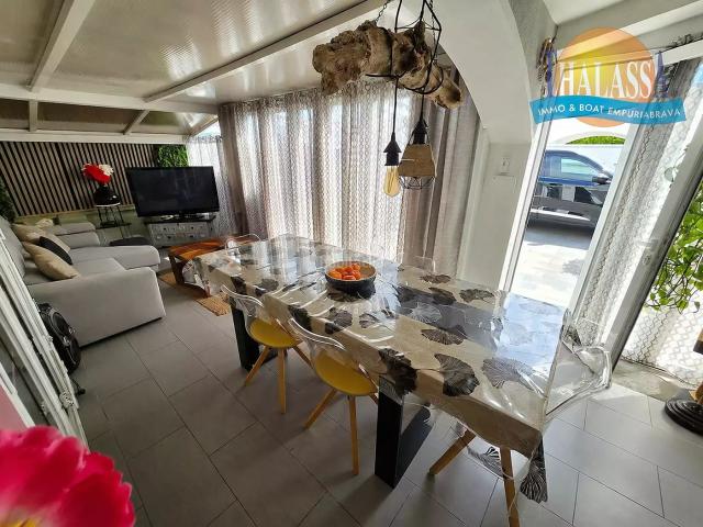 Casa en venta en Empuriabrava, Puigmal Mas Nou Costa Brava. Casa con 3 habitaciones, piscina y licencia turística. Casas.