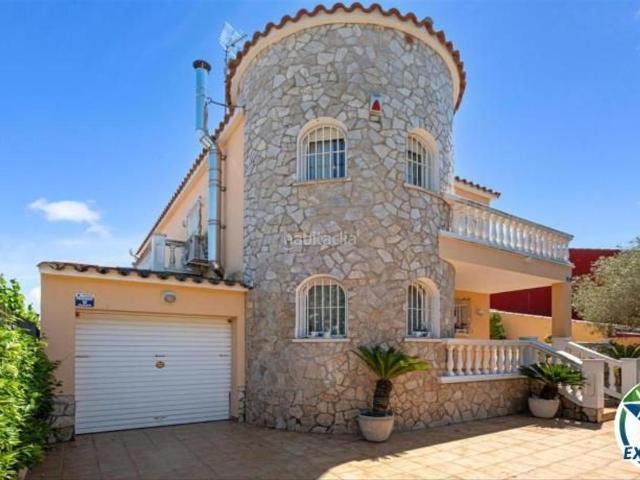 Casa en venta en Empuriabrava, Puigmal Mas Nou Costa Brava. MAS NOU Amplia casa con 5 dormitorios, garaje privado, jardín, terrazas y relajante jacuzzi. Casas.