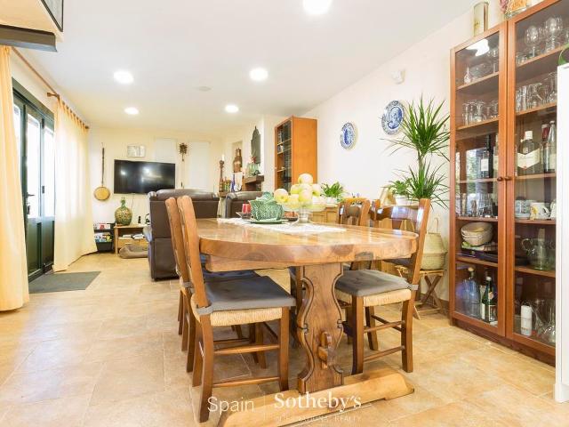 Casa en venta en Empuriabrava, Requesens Costa Brava. Casa Contemporánea Renovada Cerca del Mar. Casas.