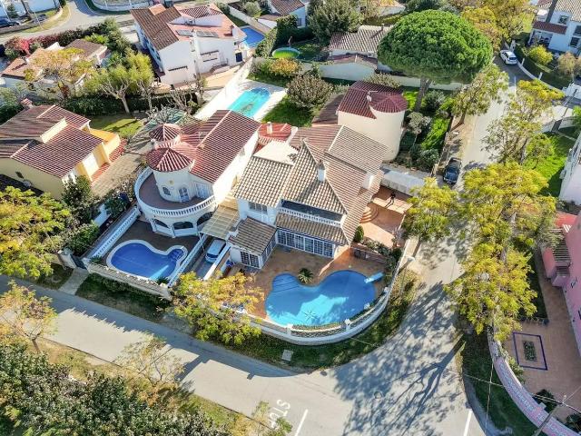 Casa en venta en Empuriabrava, Requesens Costa Brava. Casa esquinera con jardín y piscina privada en Empuriabrava. Casas.