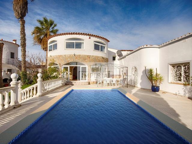 Casa en venta en Empuriabrava, Requesens Costa Brava. Empuriabrava, nuestra Venecia. Esta urbanización que forma parte del municipio de Castelló dEmpúries se ha convertido en una zona. Casas.