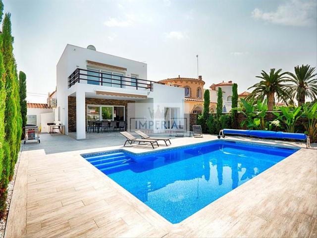 Casa en venta en Empuriabrava, Requesens Costa Brava. Empuriabrava, nuestra Venecia. Esta urbanización que forma parte del municipio de Castelló dEmpúries se ha convertido en una zona. Casas.