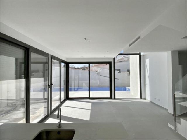 Casa en venta en Empuriabrava, Requesens Costa Brava. Descubra una atractiva oportunidad de inversión en el deseado Sector Requesens de Empuriabrava, una ubicación privilegiada en plen. Casas.