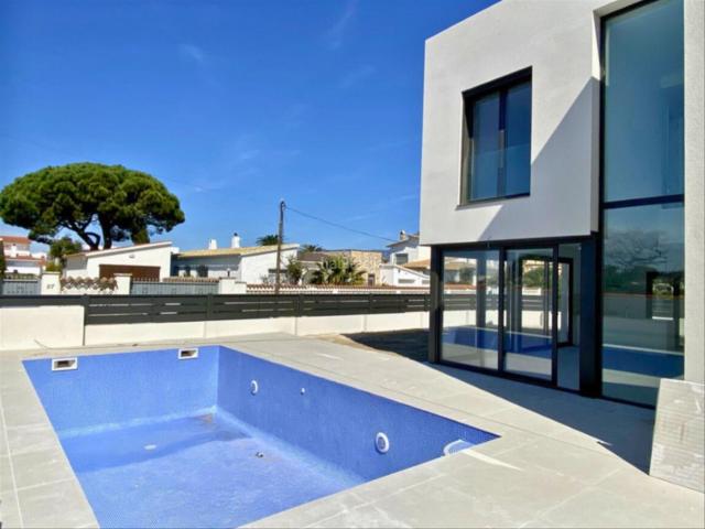 Casa en venta en Empuriabrava, Requesens Costa Brava. Una oportunidad única te espera en el Sector Requesens de Empuriabrava. Disfruta de una vida de lujo en esta villa de nueva constr. Casas.