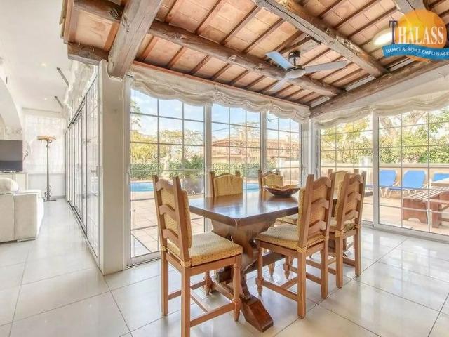 Casa en venta en Empuriabrava, Requesens Costa Brava. Hermosa casa con piscina en el sector Requesens. Casas.
