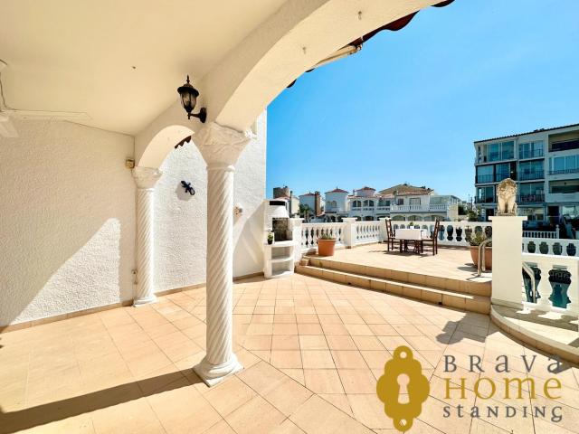 Casa en venta en Empuriabrava, Sant Maurici Costa Brava. Hermosa casa con amarre y piscina en venta en Empuriabrava. Casas.