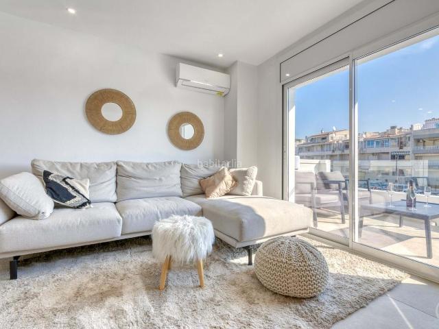Casa en venta en Empuriabrava, Salins Cavall de Mar Costa Brava. Esta espectacular casa reformada en los canales de Empuriabrava destaca por su amarre de 11x4 metros, ideal para veleros o grandes.