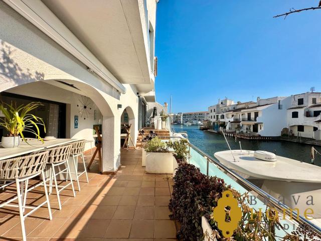 Casa en venta en Empuriabrava, Salins Cavall de Mar Costa Brava. Lujosa casa con amarre de 20m antes de los puentes en Empuriabrava. Casas.