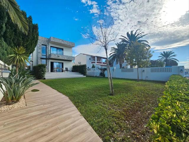 Casa en venta en Empuriabrava, Segre Ebre Ter Costa Brava. Casa en venta en Empuriabrava al canal ancho. Casas.