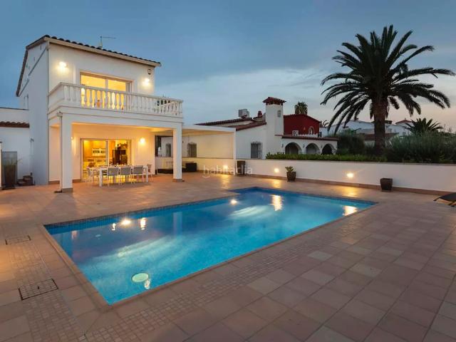 Casa en venta en Empuriabrava, Segre Ebre Ter Costa Brava. En venta elegante villa con licencia turística en el canal Ebre. Casas.