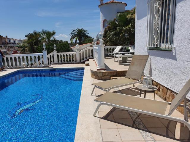 Casa en venta en Empuriabrava, Segre Ebre Ter Costa Brava. MI CC 10765 Magnífica casa orientada al sur sobre el canal ancho, sobre un gran terreno. Casas.