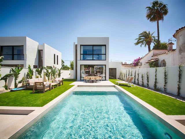 Casa en venta en Empuriabrava, Segre Ebre Ter Costa Brava. Moderna casa al canal ancho, con amarre de 12,5 m. Casas.