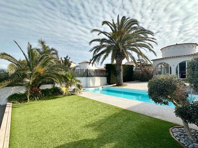 Casa en venta en Empuriabrava, Segre Ebre Ter Costa Brava. Preciosa casa en el canal ancho con garaje y amarre de 12,5M. Casas.