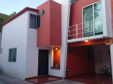 CASA EN VENTA EN EN BARRIO DE SANTIAGO