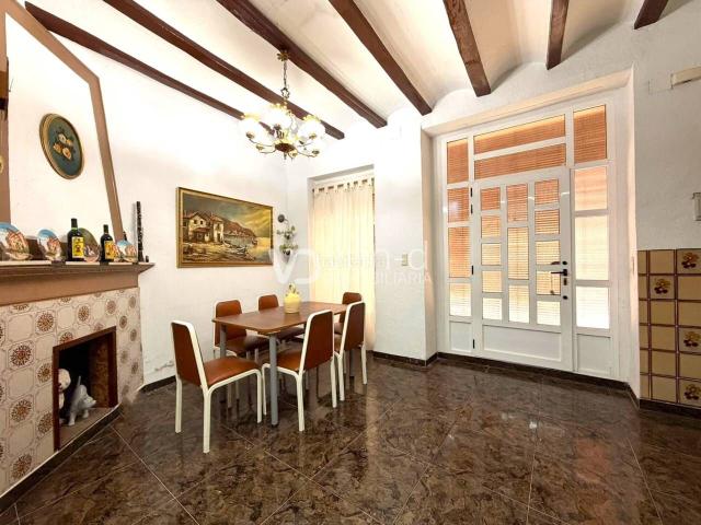 Casa en venta en Enguera. Céntrica casa para entrar a vivir. Casas.