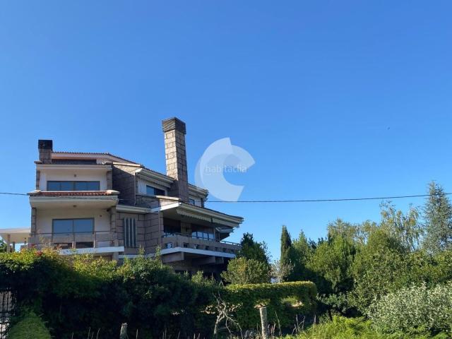 Casa en venta en Entrimo. Exclusiva vivienda a la venta en Entrimo, diseño moderno de piedra con grandes balcones en todas las estancias de la casa con unas. Casas.
