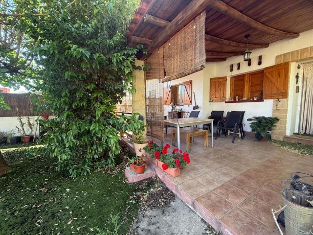Casa en venta en Escatrón. ENCANTADORA CASA CON JARDÍN Y PATIO EN EL POBLADO DE ESCATRÓN. Casas.
