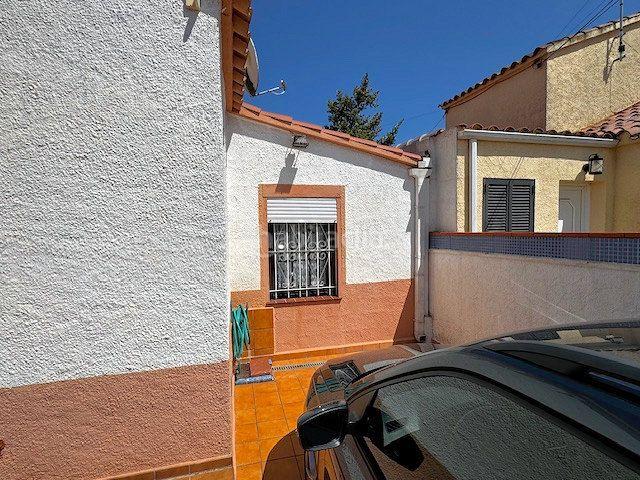 Casa en venta en Escala L´, Riells Costa Brava. Casa de 90m² con 2 dormitorios y 2 baños, a sólo 10 minutos de la playa de Riells. Casas Escala.