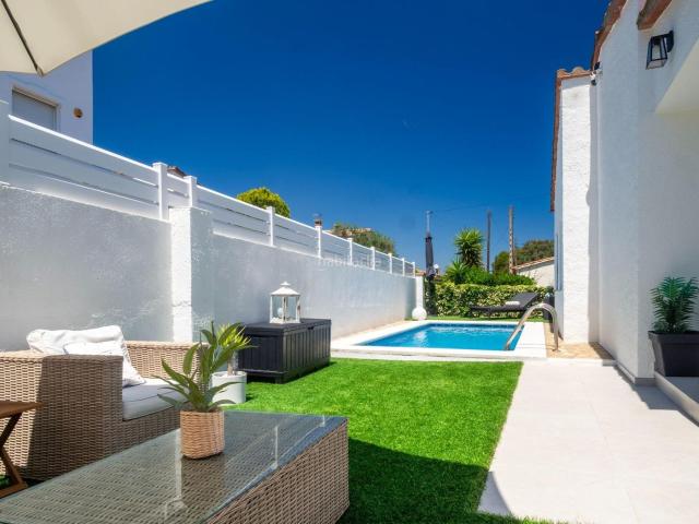 Casa en venta en Escala L´, Riells Costa Brava. Casa reformada con piscina y máximo confort frente al Parque Natural del Montgrí. Casas Escala.
