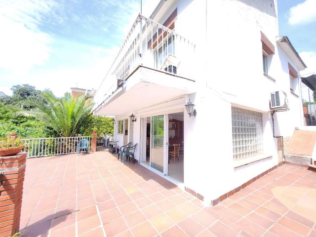 Casa en venta en Esparreguera, Can Rial. CASA CON PISCINA Y GRAN JARDIN EN CAN RIAL. Casas.