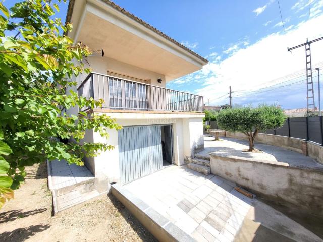 Casa en venta en Esparreguera, Can Rial. OPORTUNIDAD CASA EN CAN RIAL EN UNA PLANTA CON GARAJE Y PISCINA. Casas.