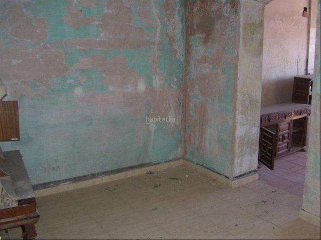 Casa en venta en Esparreguera, Nucli Urbà. CASA DE PUEBLO ADOSADA CON GRAN PATIO DE 100 M2, A REFORMAR. Vivienda de 200 m2. Patio de 100 m2. Posibilidad de hacer planta. Casas.