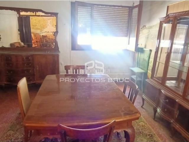 Casa en venta en Esparreguera, Nucli Urbà. Esparreguera Casa de pueblo con muchas posibilidades, amplia, con patio y garaje. Posibilidad de edificar viviendas. Casas.