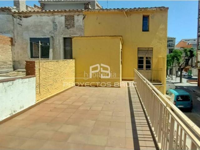 Casa en venta en Esparreguera, Nucli Urbà. Esparreguera Casa de pueblo con muchas posibilidades, amplia, con patio y garaje. Posibilidad de edificar viviendas. Casas.