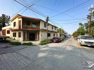 Casa en VENTA en esquina con patio a 2 cuadras de Eloy CAvazos / Zona Guadalupe